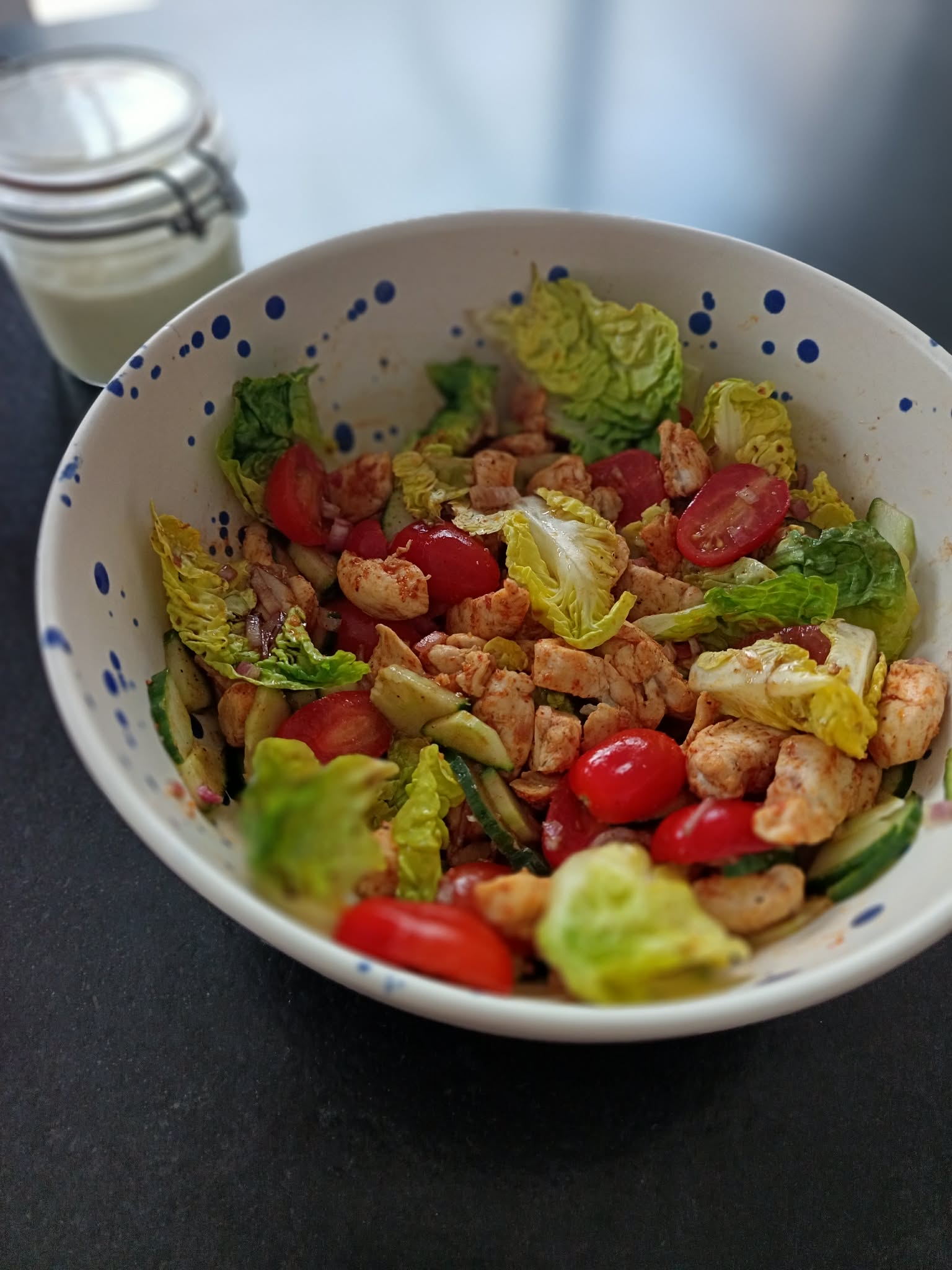 Salade poulet, tomates cerise, concombre, sucrine et sauce crème d’avocat