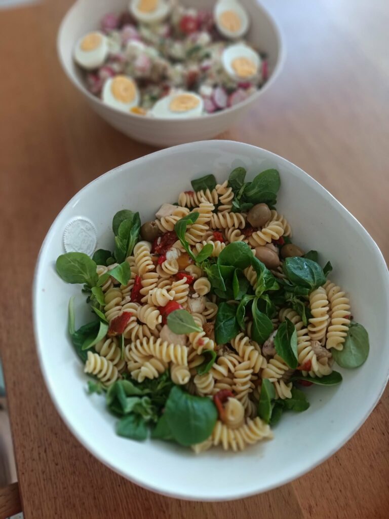 Salade de pâtes, poulet rôti, tomates séchées et pesto rosso