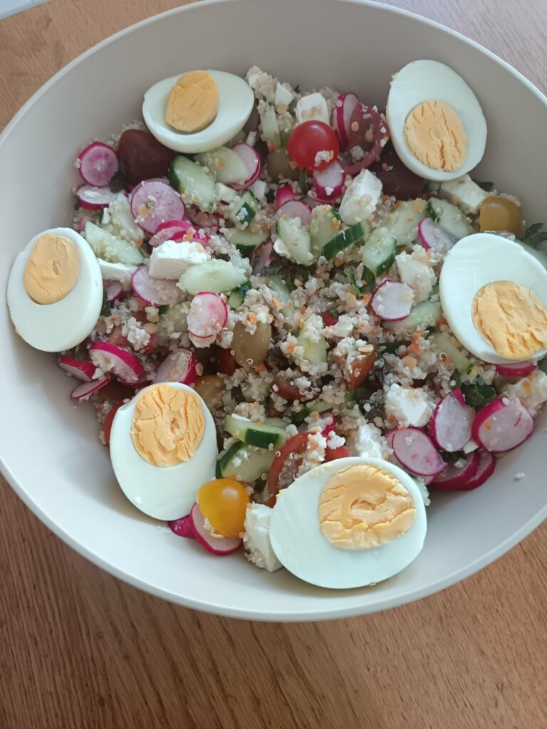 Salade de quinoa, tomates cerise, concombre, radis, œufs et feta